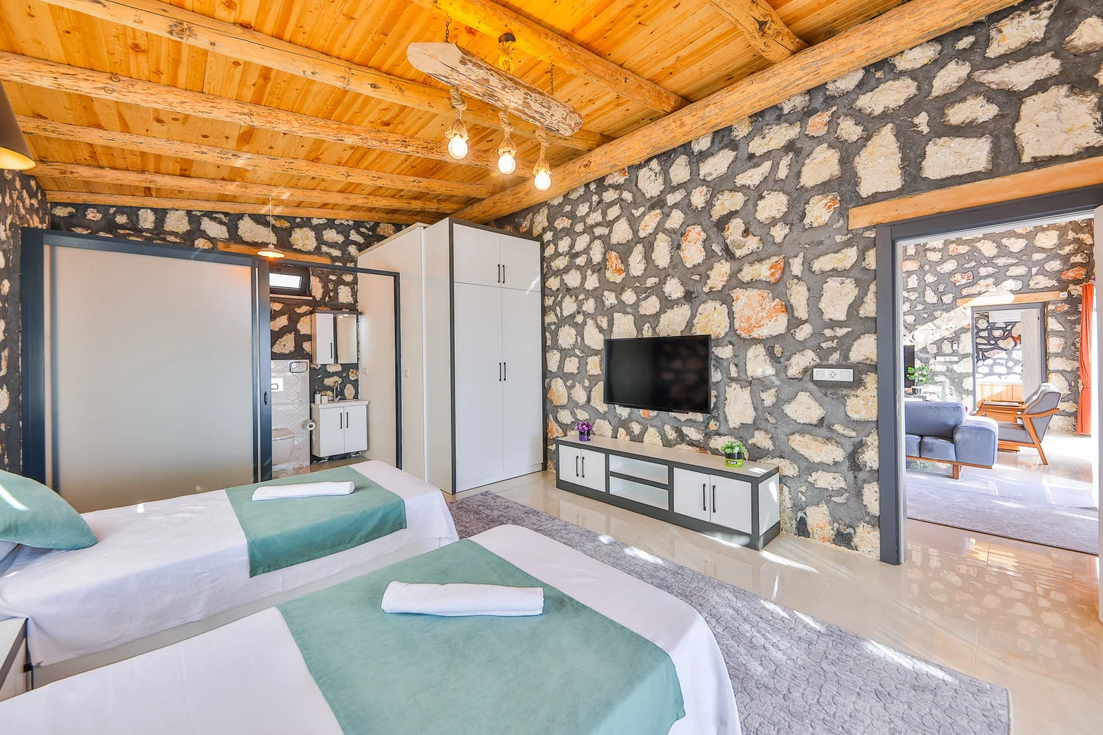 Çavdır’da Korunaklı, Çocuk Havuzlu, 4 Kişilik, Kiralık Villa