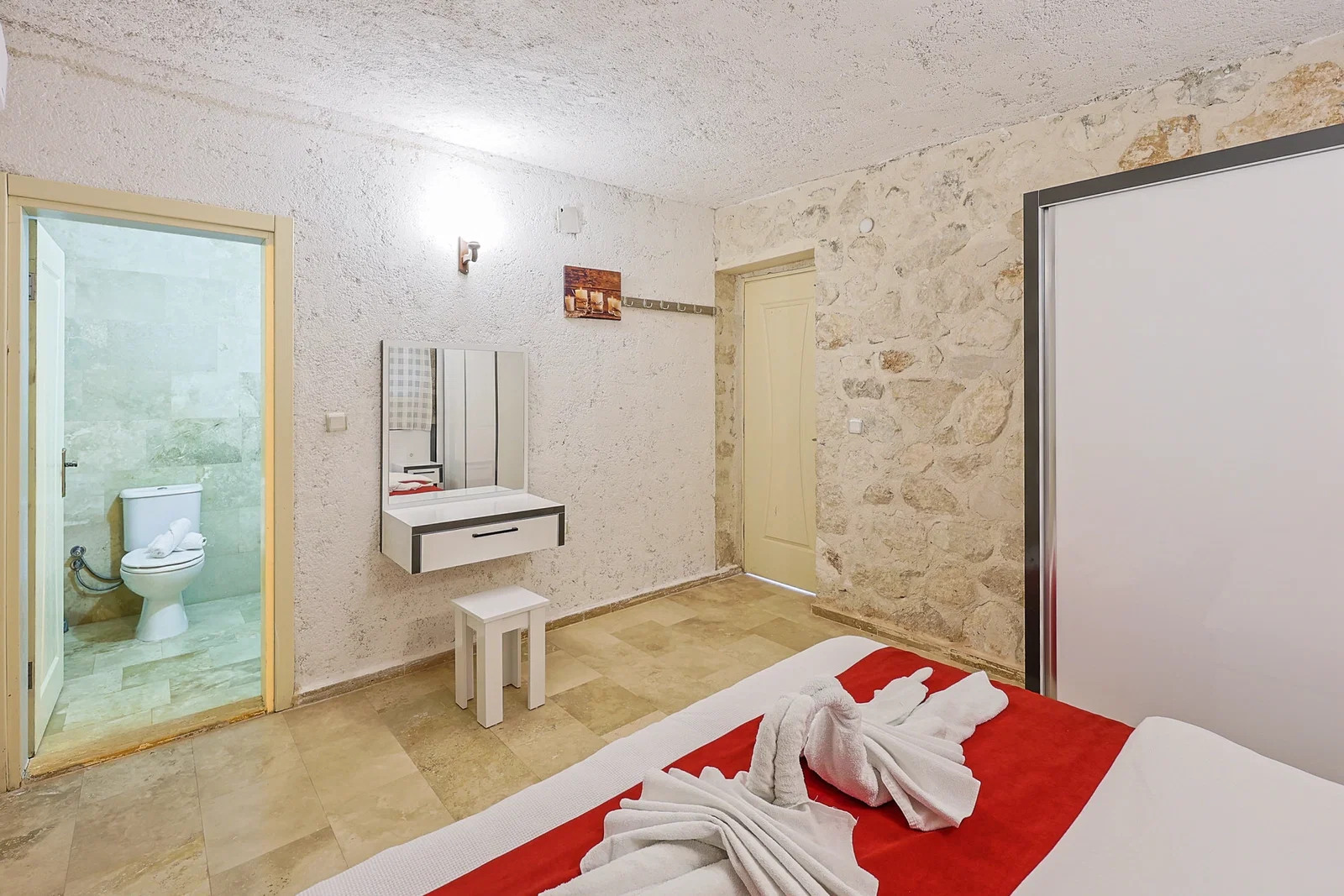 Çavdır’da Balayı Çiftlerine Uygun, Korunaklı Havuzlu, 6 Kişilik, Kiralık Villa