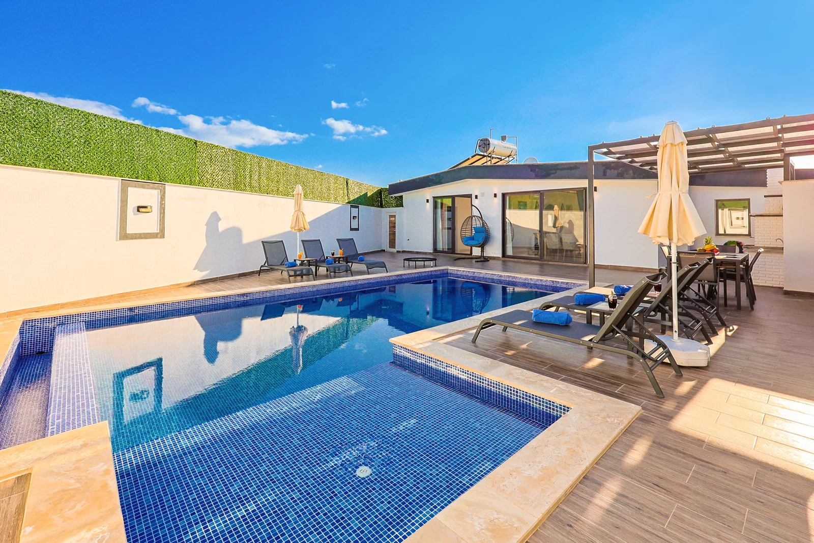 Çavdır’da Balayı Çiftlerine Uygun, Korunaklı Havuzlu, 6 Kişilik, Kiralık Villa