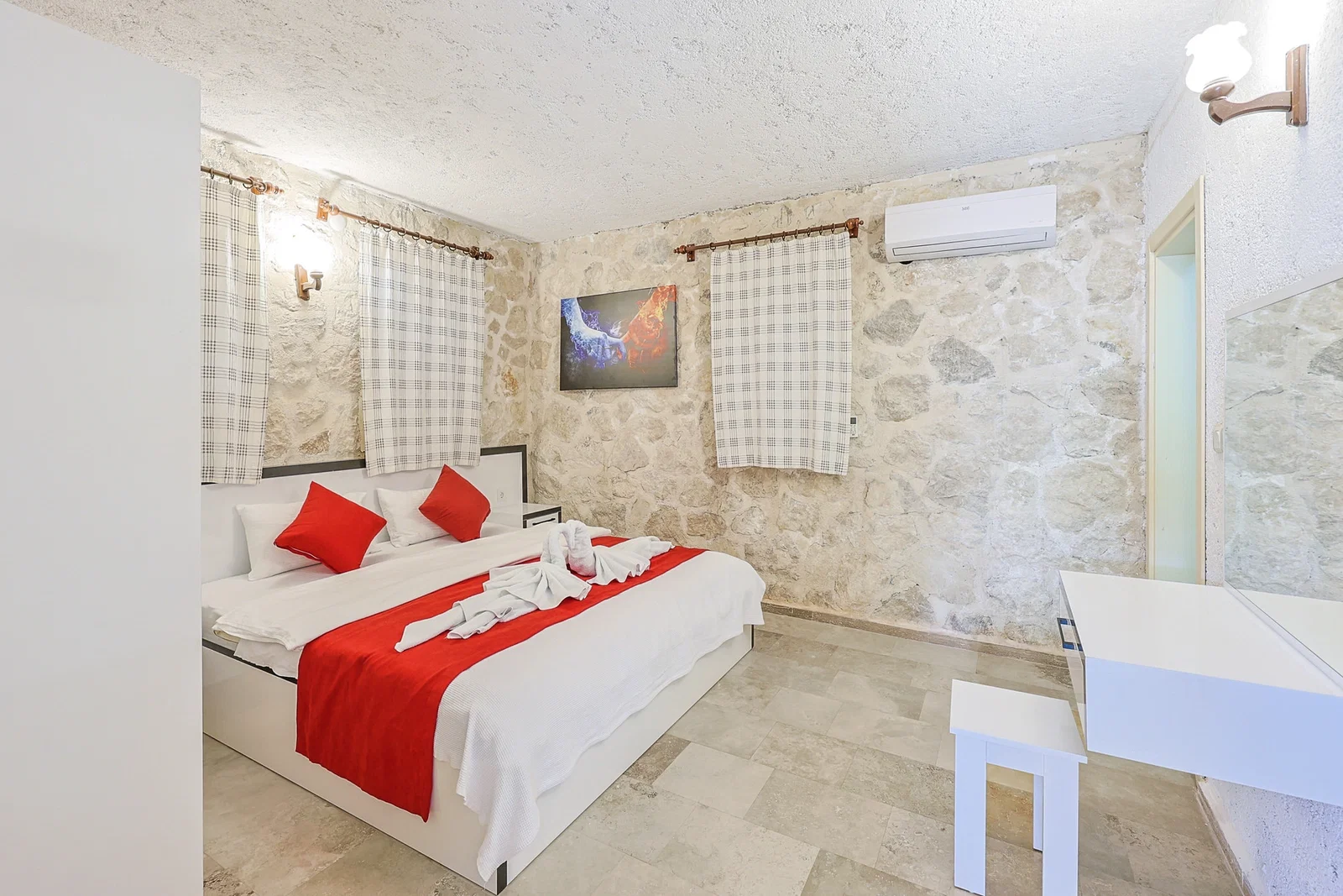 Çavdır’da Balayı Çiftlerine Uygun, Korunaklı Havuzlu, 6 Kişilik, Kiralık Villa