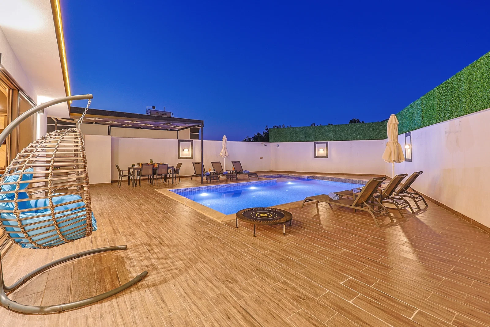 Çavdır’da Balayı Çiftlerine Uygun, Korunaklı Havuzlu, 6 Kişilik, Kiralık Villa
