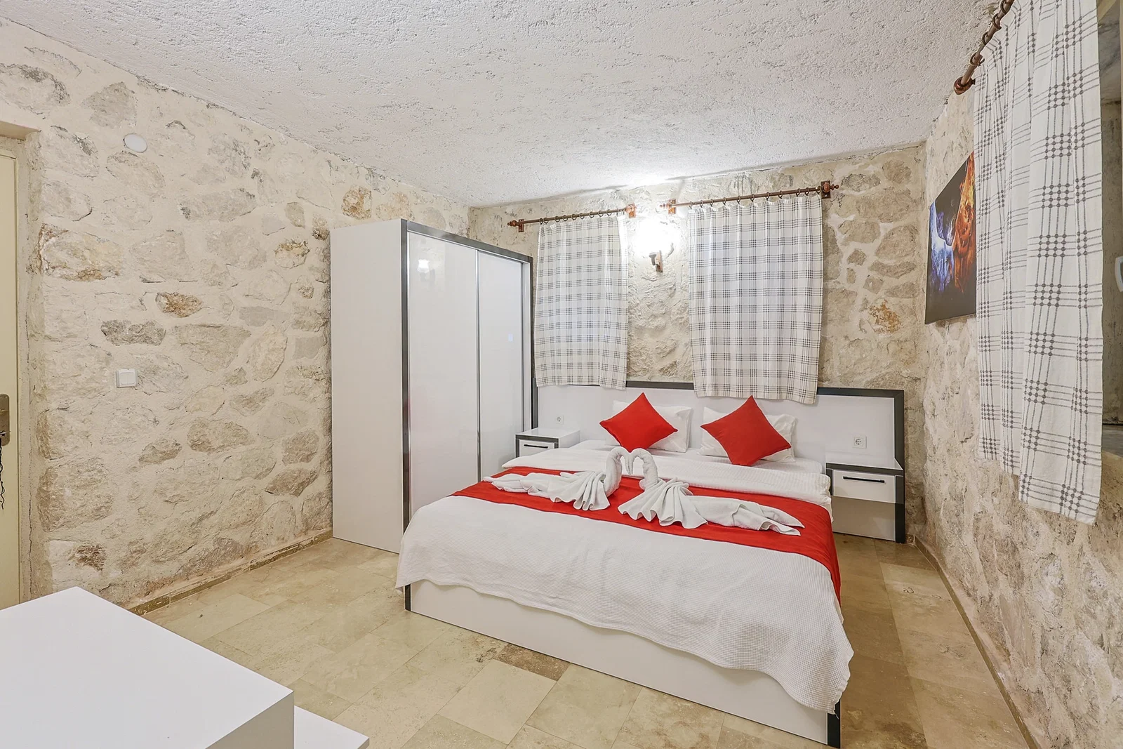 Çavdır’da Balayı Çiftlerine Uygun, Korunaklı Havuzlu, 6 Kişilik, Kiralık Villa