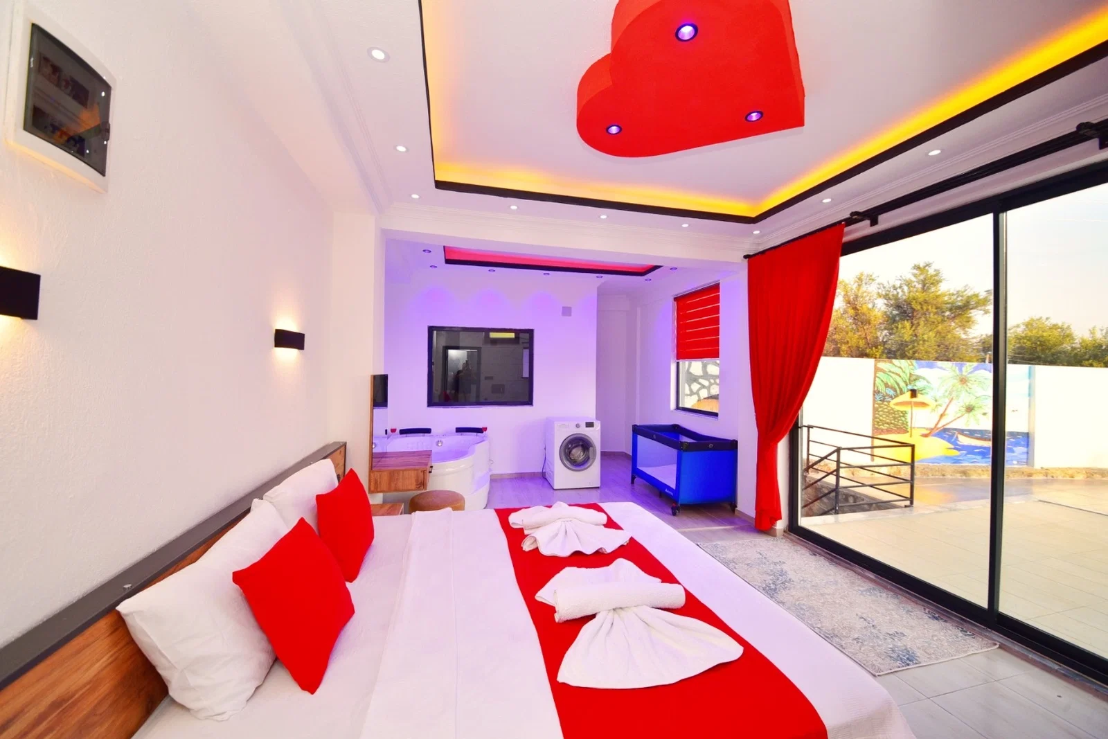 Çayköy’de Balayı Çiftlerine Uygun, Korunaklı Havuzlu, Jakuzili, Ekonomik Villa