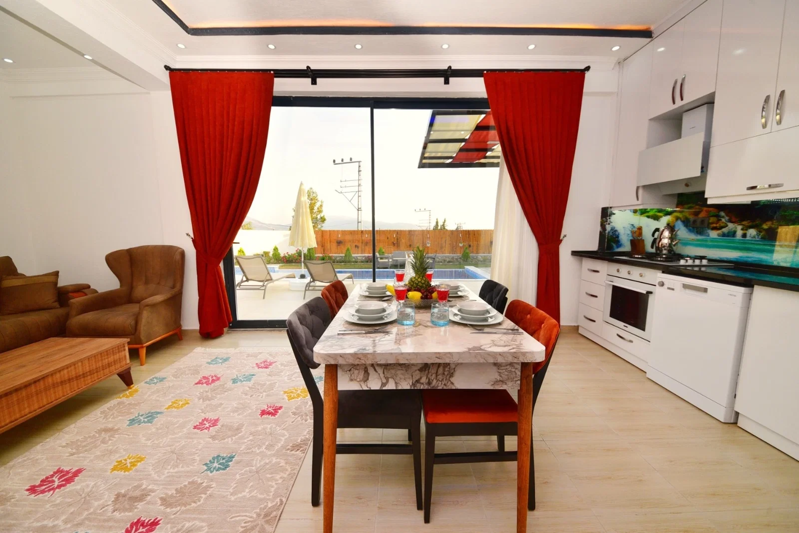 Çayköy’de Balayı Çiftlerine Uygun, Korunaklı Havuzlu, Jakuzili, Ekonomik Villa
