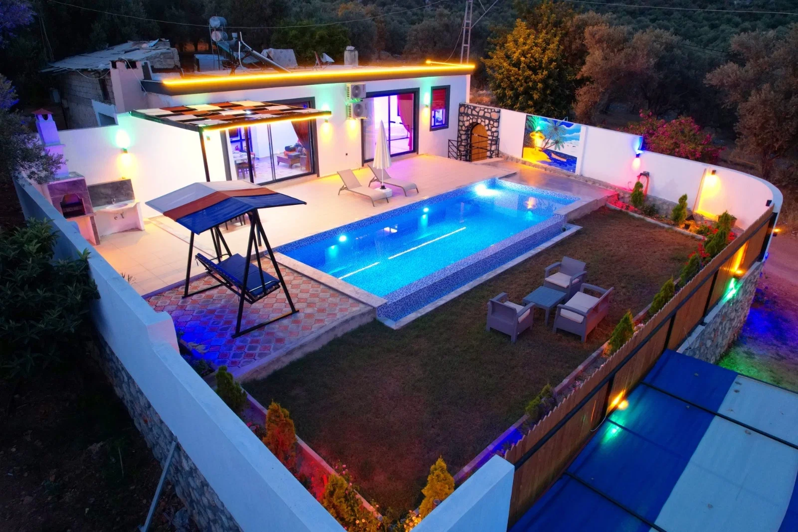 Çayköy’de Balayı Çiftlerine Uygun, Korunaklı Havuzlu, Jakuzili, Ekonomik Villa