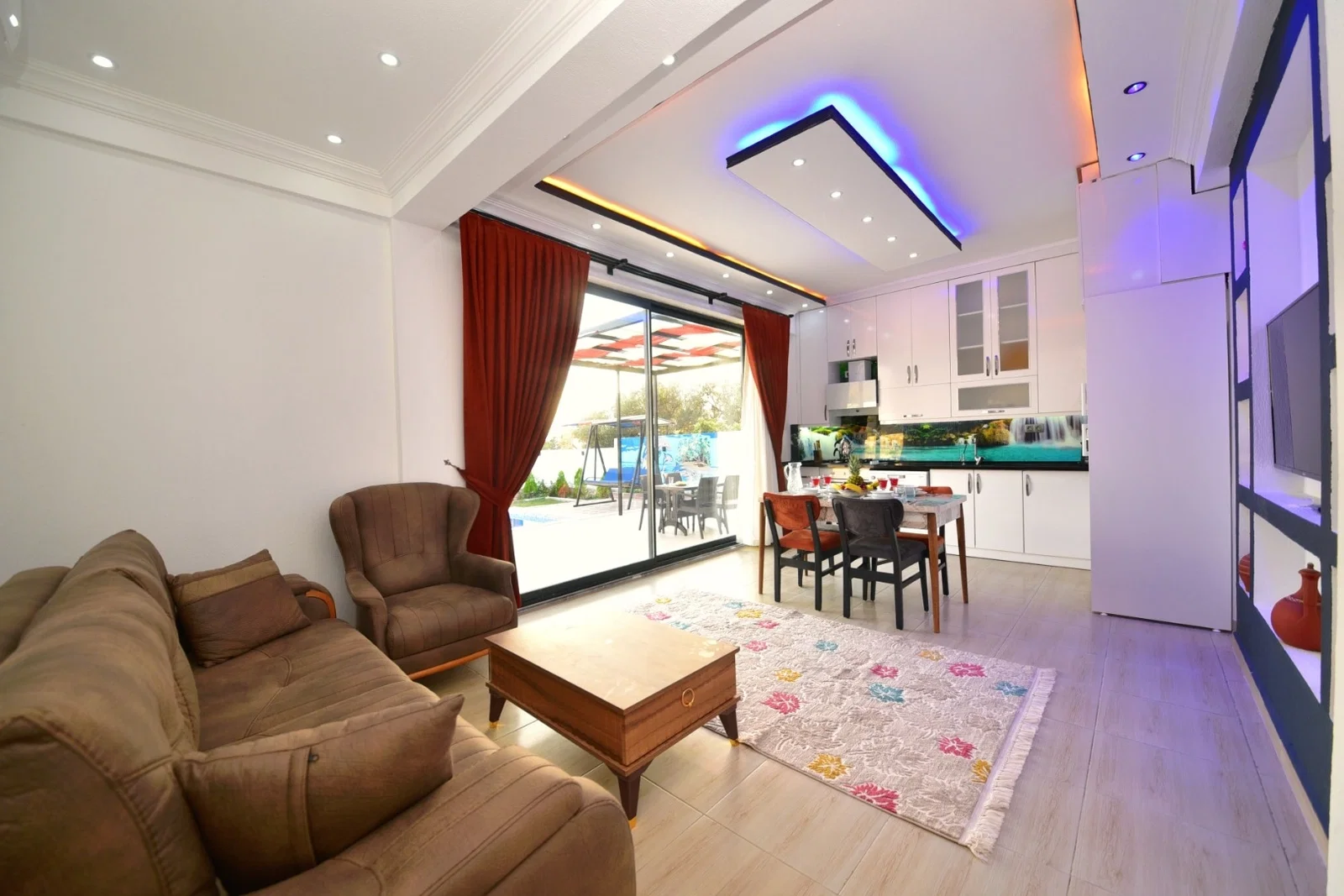 Çayköy’de Balayı Çiftlerine Uygun, Korunaklı Havuzlu, Jakuzili, Ekonomik Villa