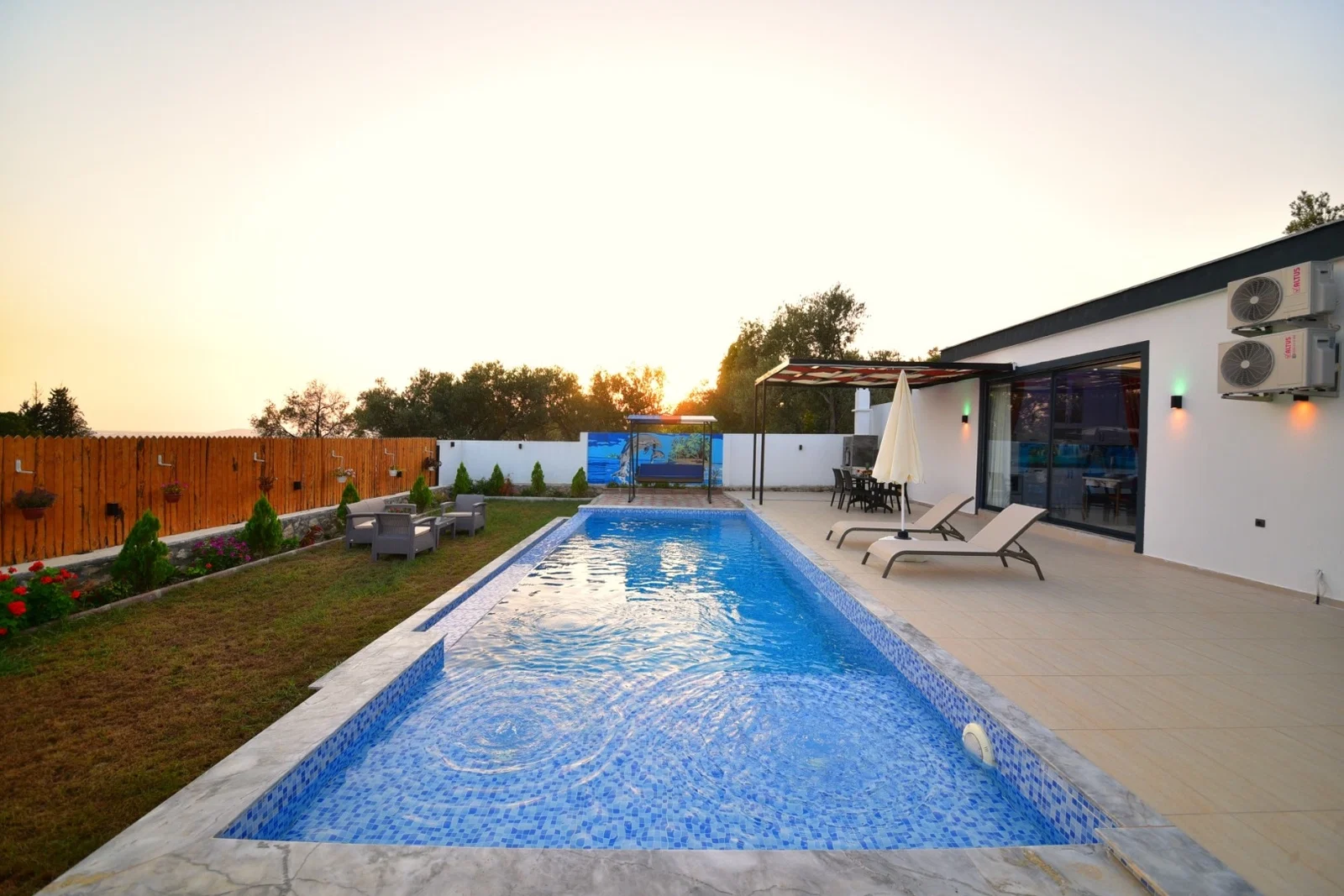 Çayköy’de Balayı Çiftlerine Uygun, Korunaklı Havuzlu, Jakuzili, Ekonomik Villa