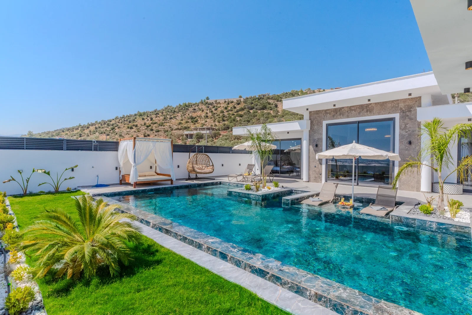 Çavdır’da Sakin Konumda, Özel Havuzlu, Jakuzili, Kiralık Villa