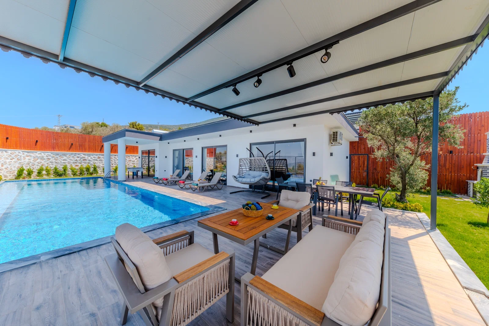 Çavdır’da Korunaklı, Çocuk Havuzlu, 5 Kişilik, Kiralık Villa