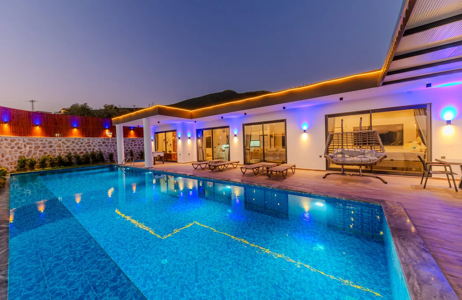 Çavdır’da Korunaklı, Çocuk Havuzlu, 5 Kişilik, Kiralık Villa