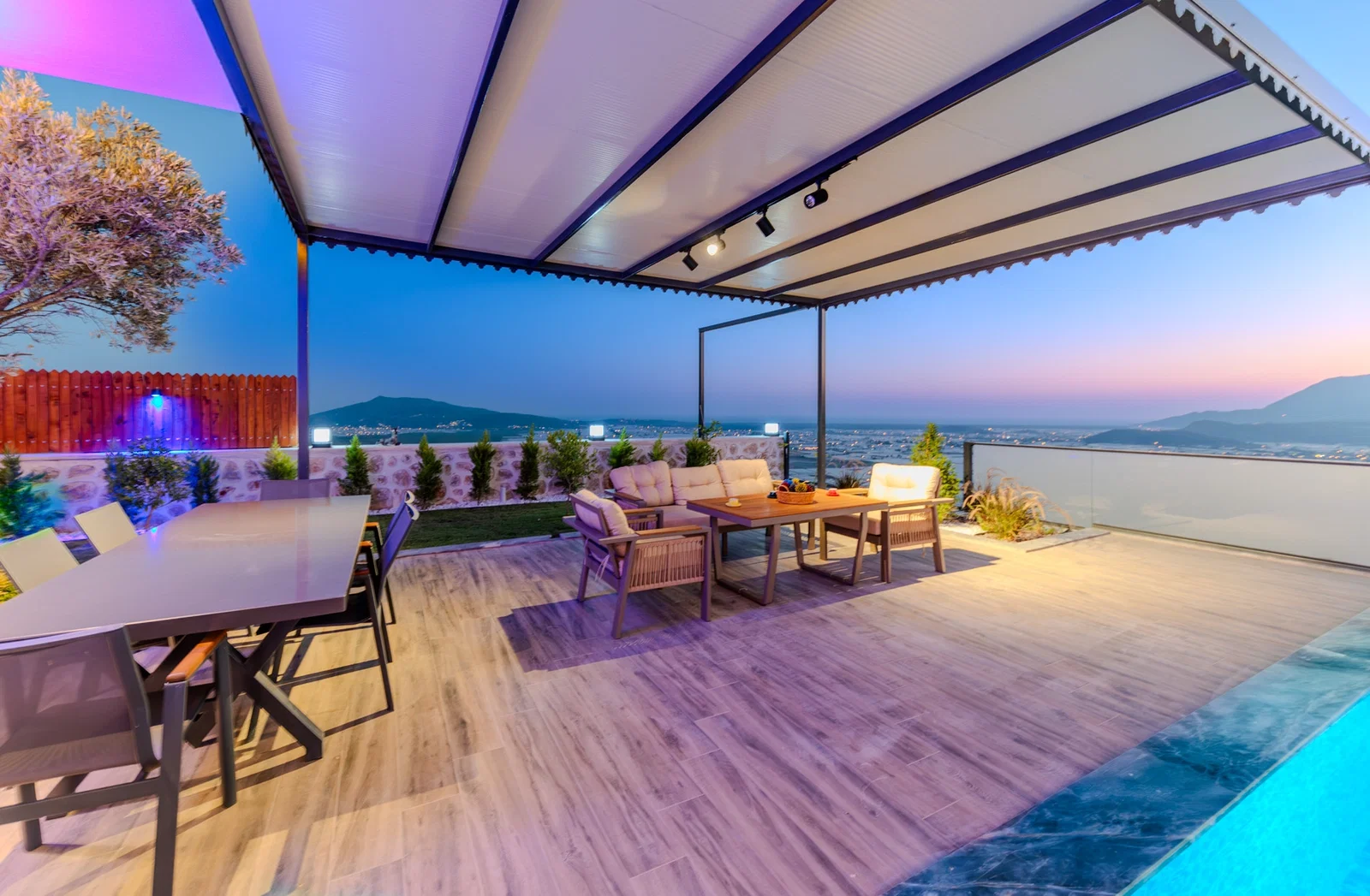 Çavdır’da Korunaklı, Çocuk Havuzlu, 5 Kişilik, Kiralık Villa