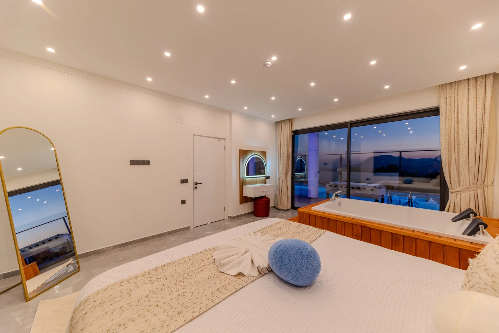 Çavdır’da Korunaklı, Çocuk Havuzlu, 5 Kişilik, Kiralık Villa