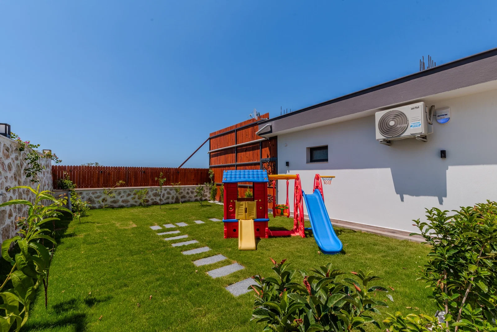 Çavdır’da Korunaklı, Çocuk Havuzlu, 5 Kişilik, Kiralık Villa