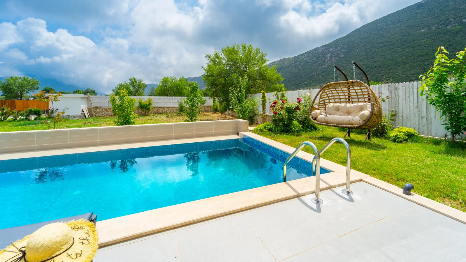 Bezirgan’da Balayı Çiftlerine Uygun, Korunaklı Havuzlu, 2 Yatak Odalı, Kiralık Villa