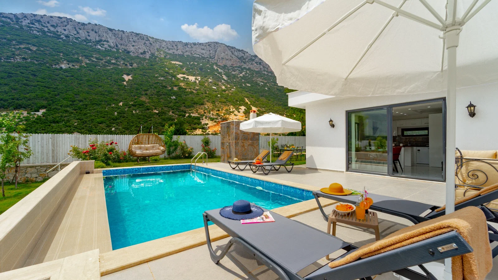 Bezirgan’da Balayı Çiftlerine Uygun, Korunaklı Havuzlu, 2 Yatak Odalı, Kiralık Villa