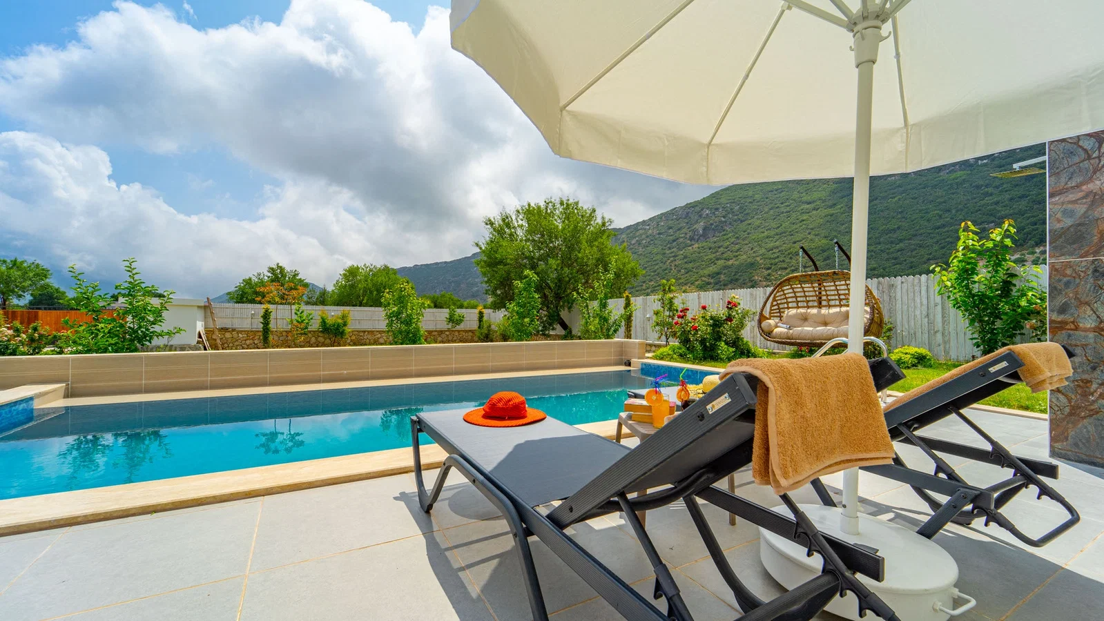 Bezirgan’da Balayı Çiftlerine Uygun, Korunaklı Havuzlu, 2 Yatak Odalı, Kiralık Villa