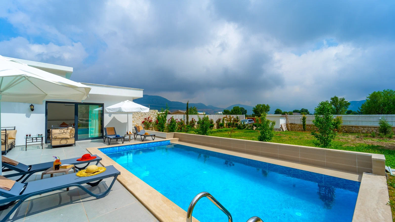 Bezirgan’da Balayı Çiftlerine Uygun, Korunaklı Havuzlu, 2 Yatak Odalı, Kiralık Villa