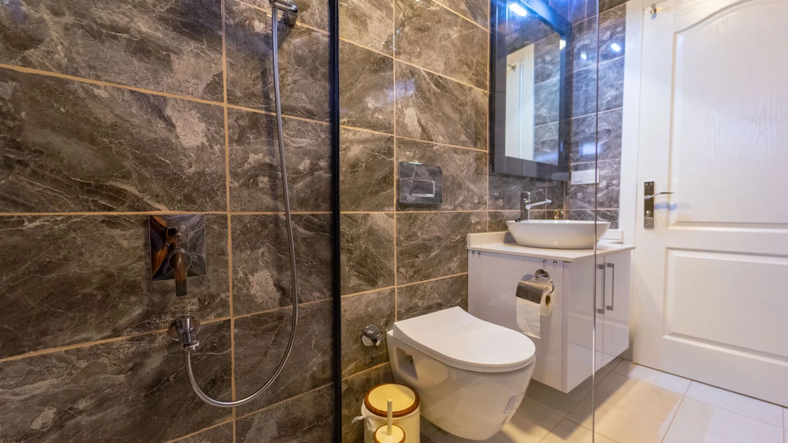 Bezirgan’da Balayı Çiftlerine Uygun, Korunaklı Havuzlu, 2 Yatak Odalı, Kiralık Villa
