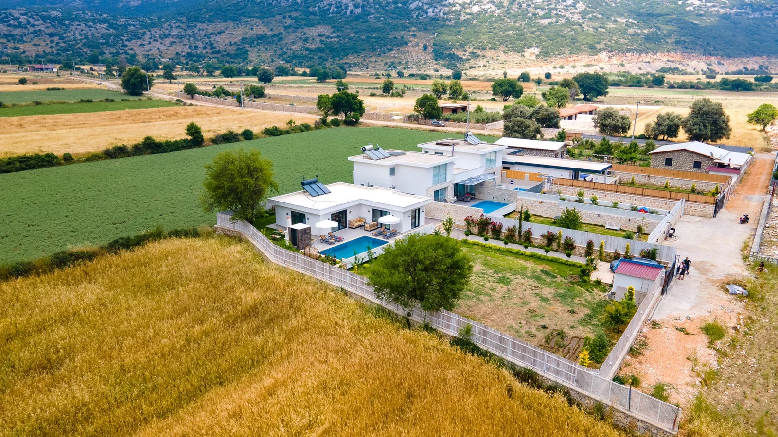 Bezirgan’da Balayı Çiftlerine Uygun, Korunaklı Havuzlu, 2 Yatak Odalı, Kiralık Villa