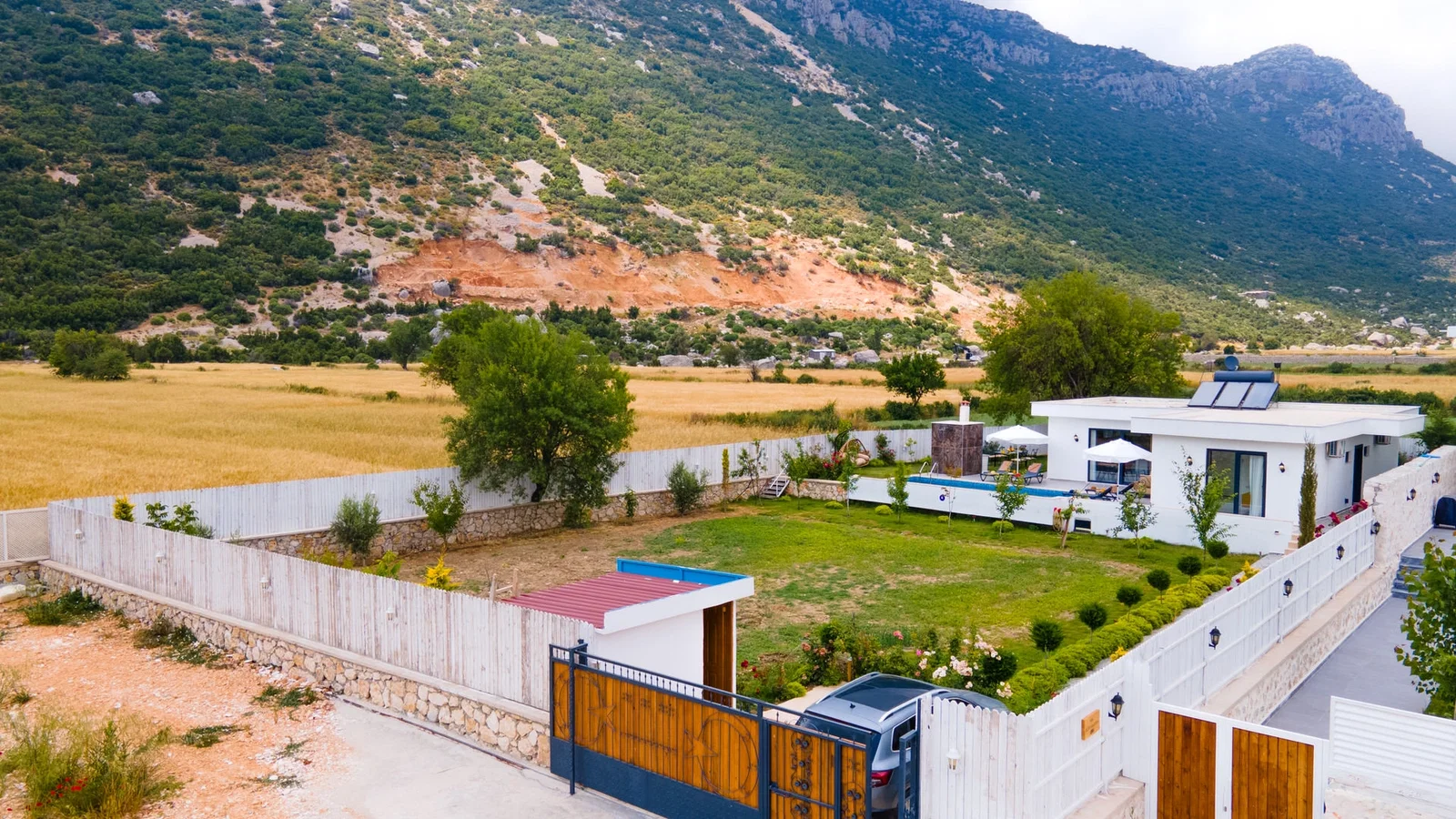 Bezirgan’da Balayı Çiftlerine Uygun, Korunaklı Havuzlu, 2 Yatak Odalı, Kiralık Villa