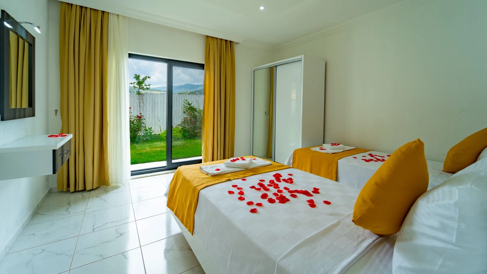 Bezirgan’da Balayı Çiftlerine Uygun, Korunaklı Havuzlu, 2 Yatak Odalı, Kiralık Villa