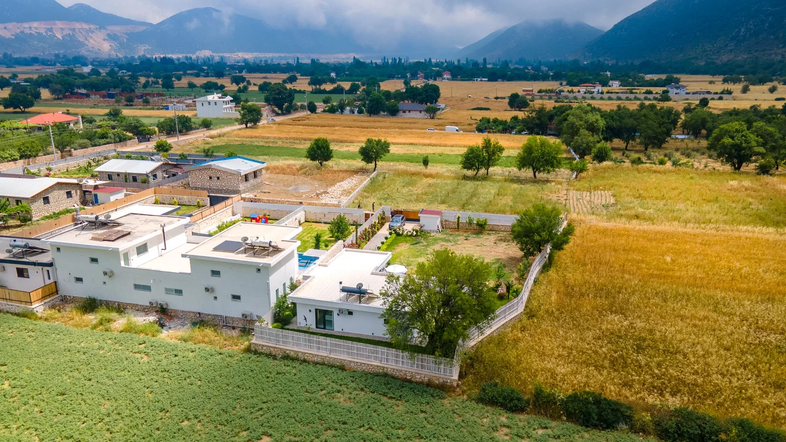 Bezirgan’da Balayı Çiftlerine Uygun, Korunaklı Havuzlu, 2 Yatak Odalı, Kiralık Villa