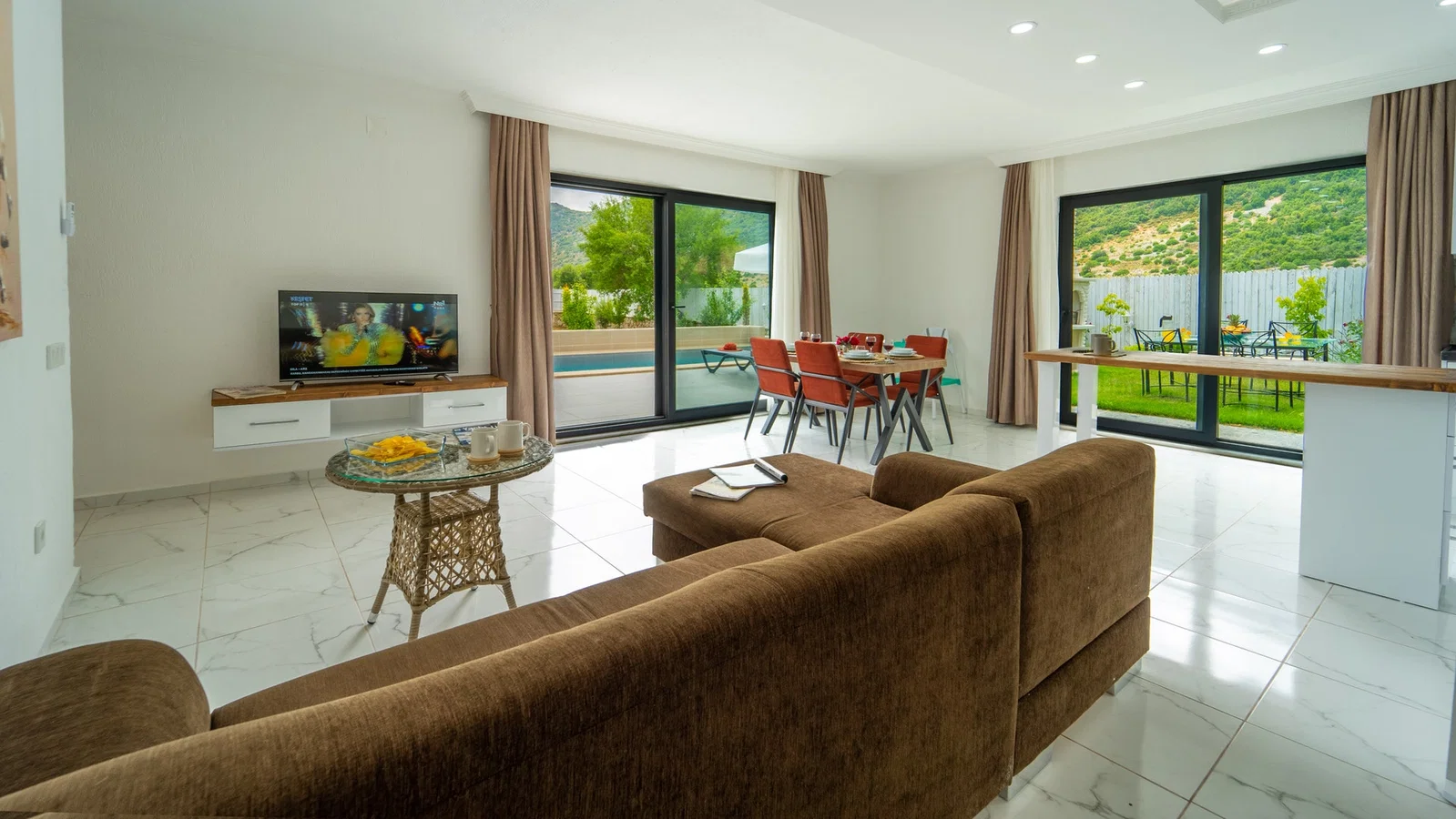 Bezirgan’da Balayı Çiftlerine Uygun, Korunaklı Havuzlu, 2 Yatak Odalı, Kiralık Villa