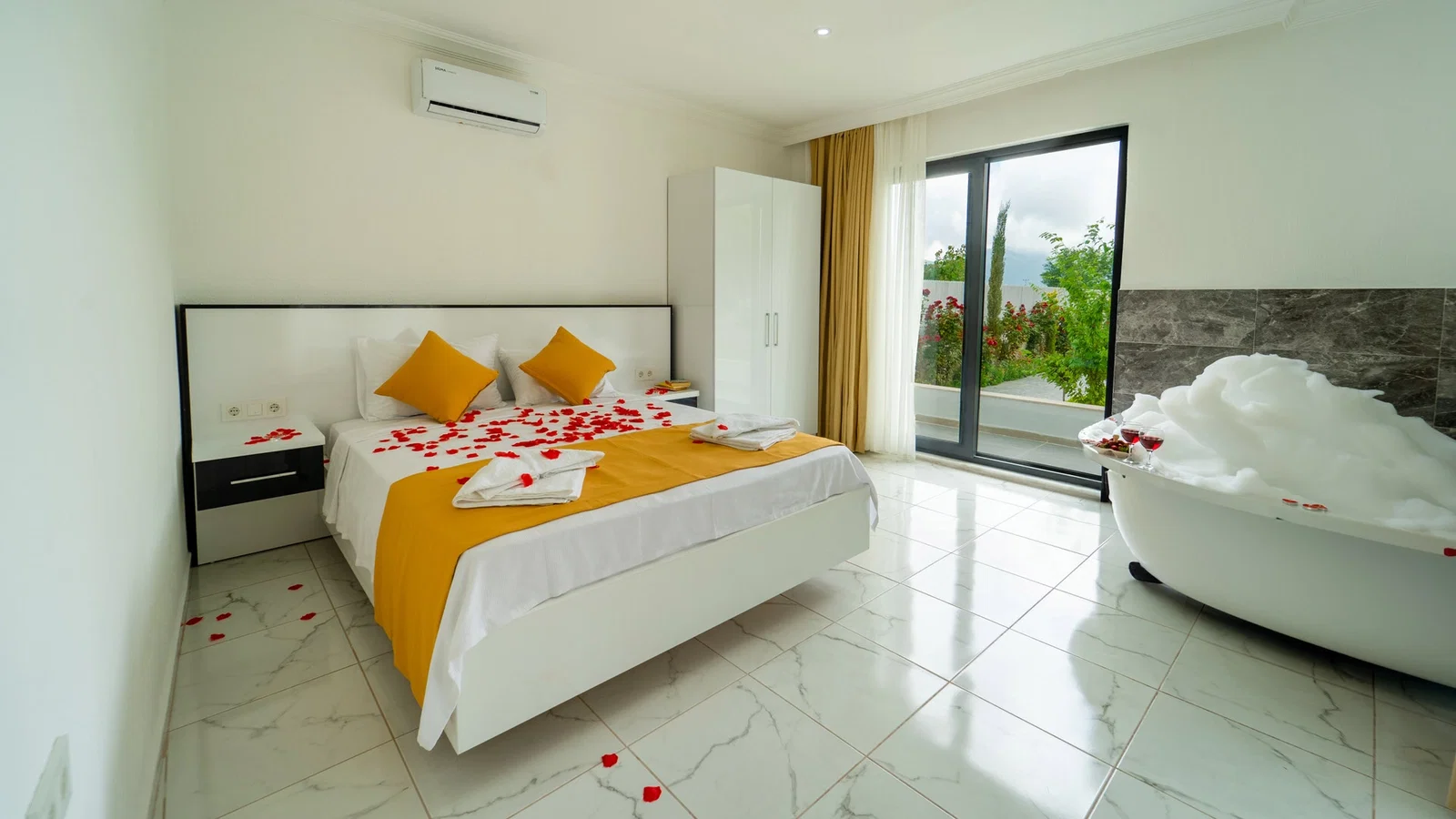 Bezirgan’da Balayı Çiftlerine Uygun, Korunaklı Havuzlu, 2 Yatak Odalı, Kiralık Villa