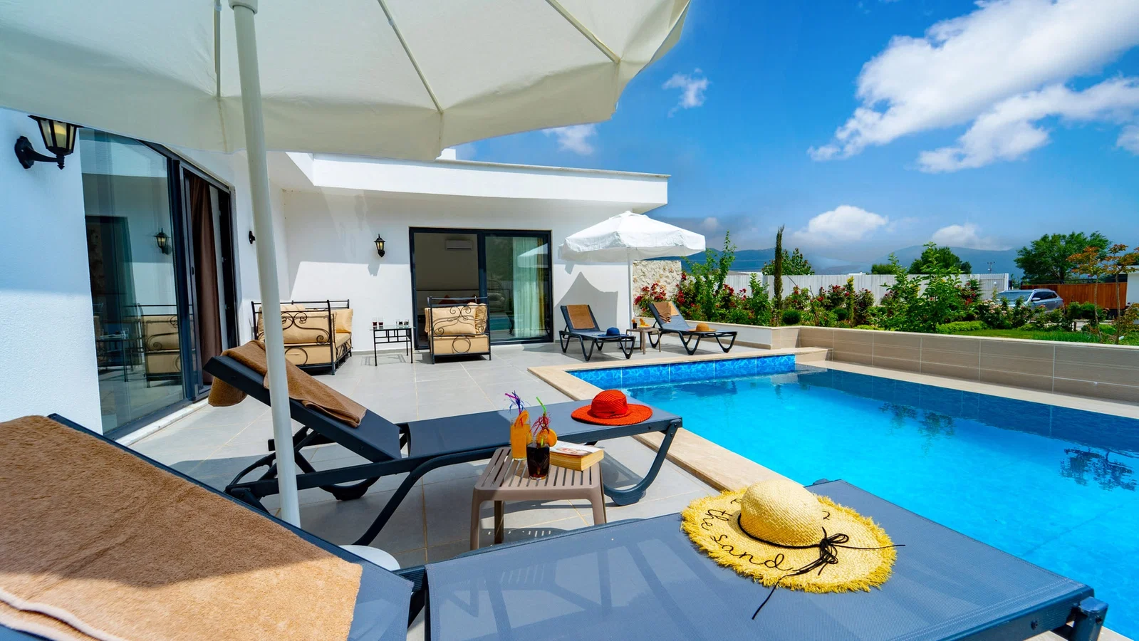 Bezirgan’da Balayı Çiftlerine Uygun, Korunaklı Havuzlu, 2 Yatak Odalı, Kiralık Villa