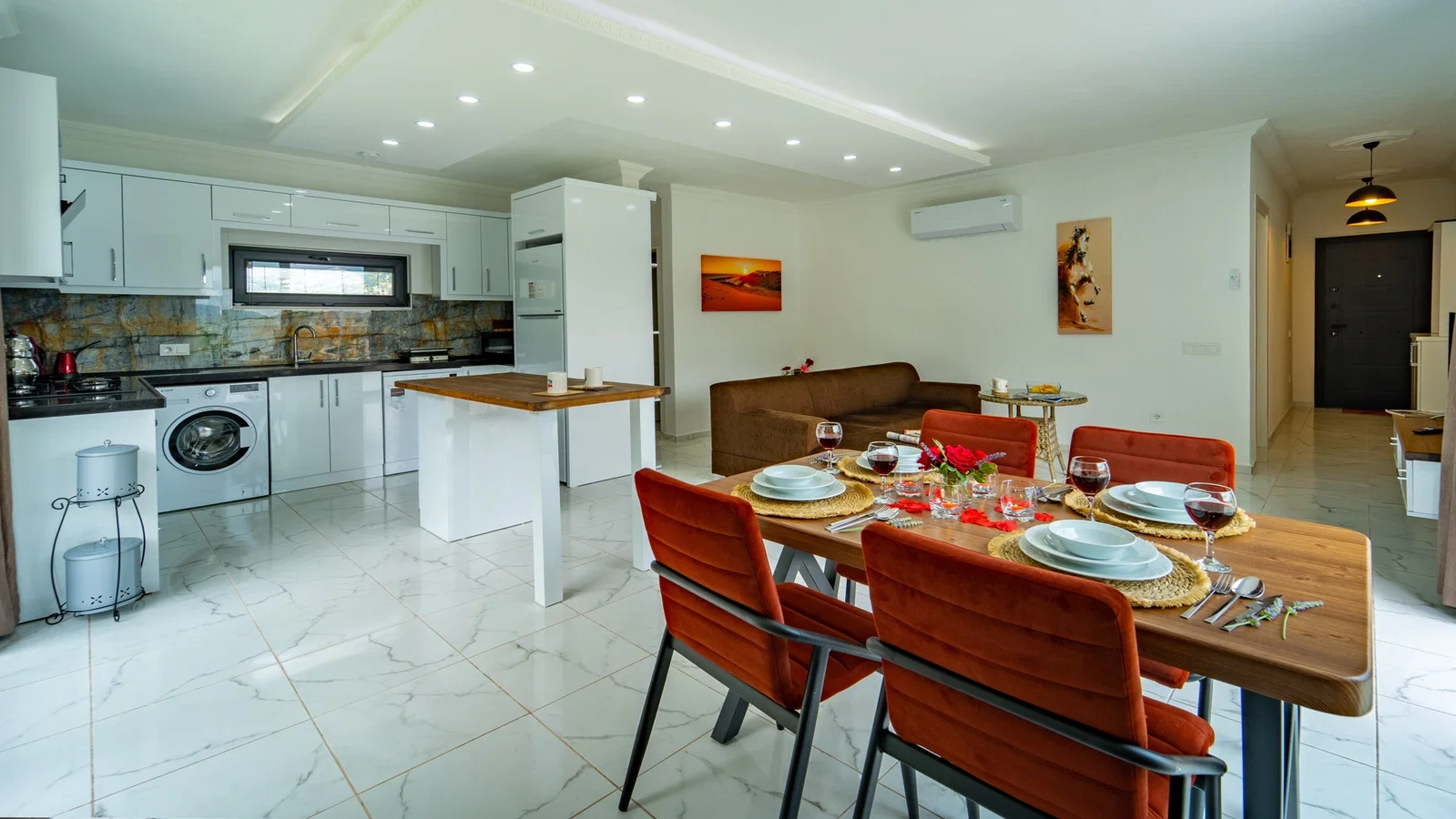 Bezirgan’da Balayı Çiftlerine Uygun, Korunaklı Havuzlu, 2 Yatak Odalı, Kiralık Villa