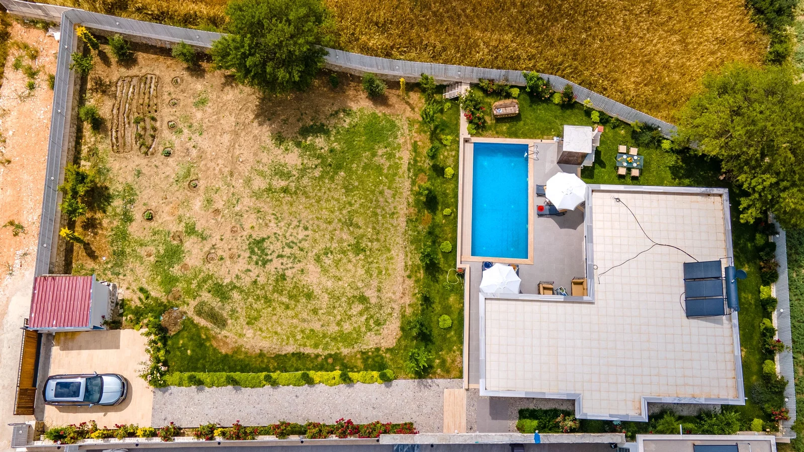 Bezirgan’da Balayı Çiftlerine Uygun, Korunaklı Havuzlu, 2 Yatak Odalı, Kiralık Villa