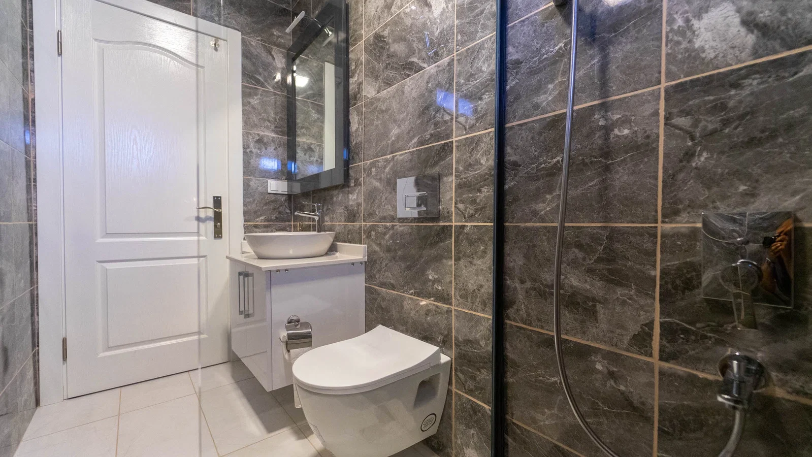 Bezirgan’da Balayı Çiftlerine Uygun, Korunaklı Havuzlu, 2 Yatak Odalı, Kiralık Villa