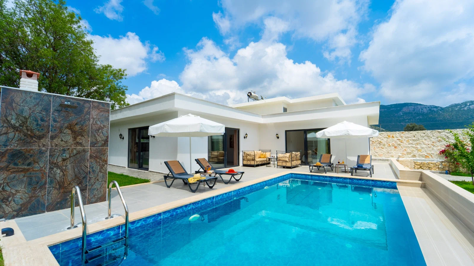 Bezirgan’da Balayı Çiftlerine Uygun, Korunaklı Havuzlu, 2 Yatak Odalı, Kiralık Villa