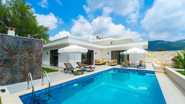 Bezirgan’da Balayı Çiftlerine Uygun, Korunaklı Havuzlu, 2 Yatak Odalı, Kiralık Villa