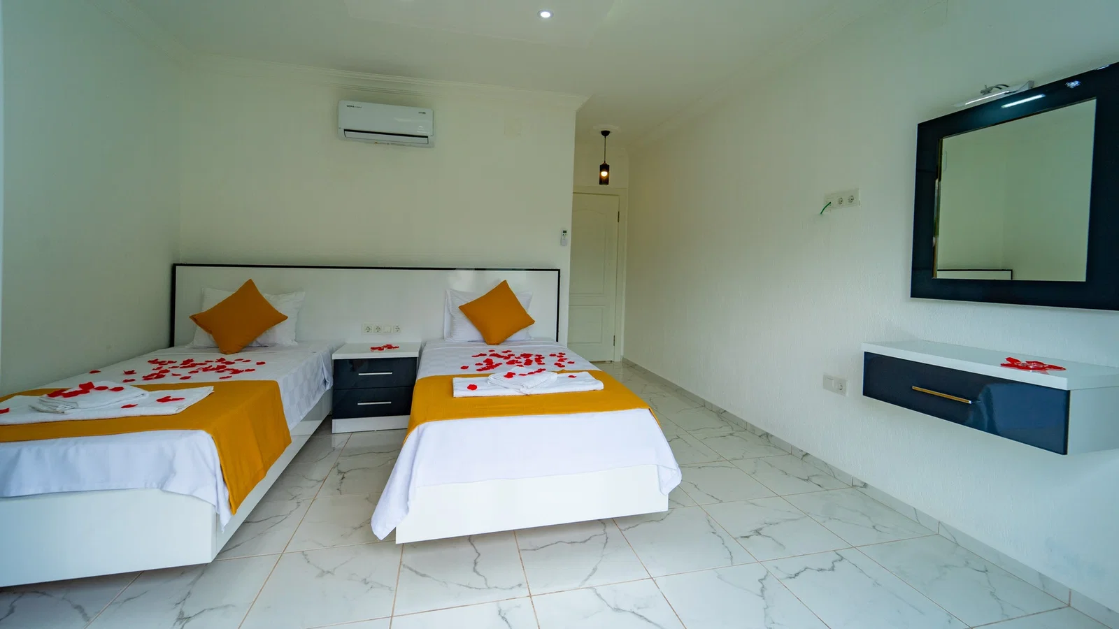 Bezirgan’da Balayı Çiftlerine Uygun, Korunaklı Havuzlu, 2 Yatak Odalı, Kiralık Villa