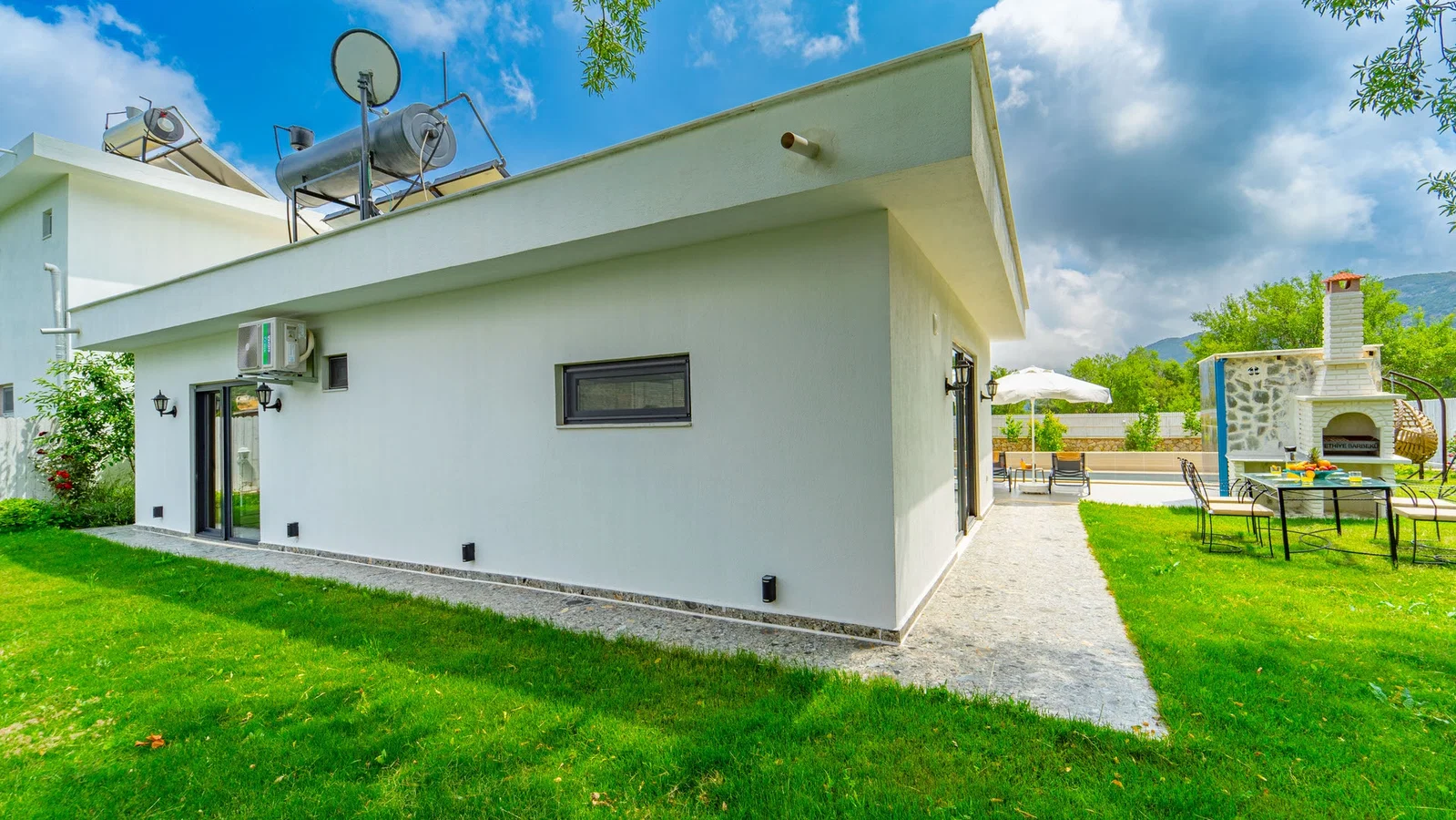 Bezirgan’da Balayı Çiftlerine Uygun, Korunaklı Havuzlu, 2 Yatak Odalı, Kiralık Villa