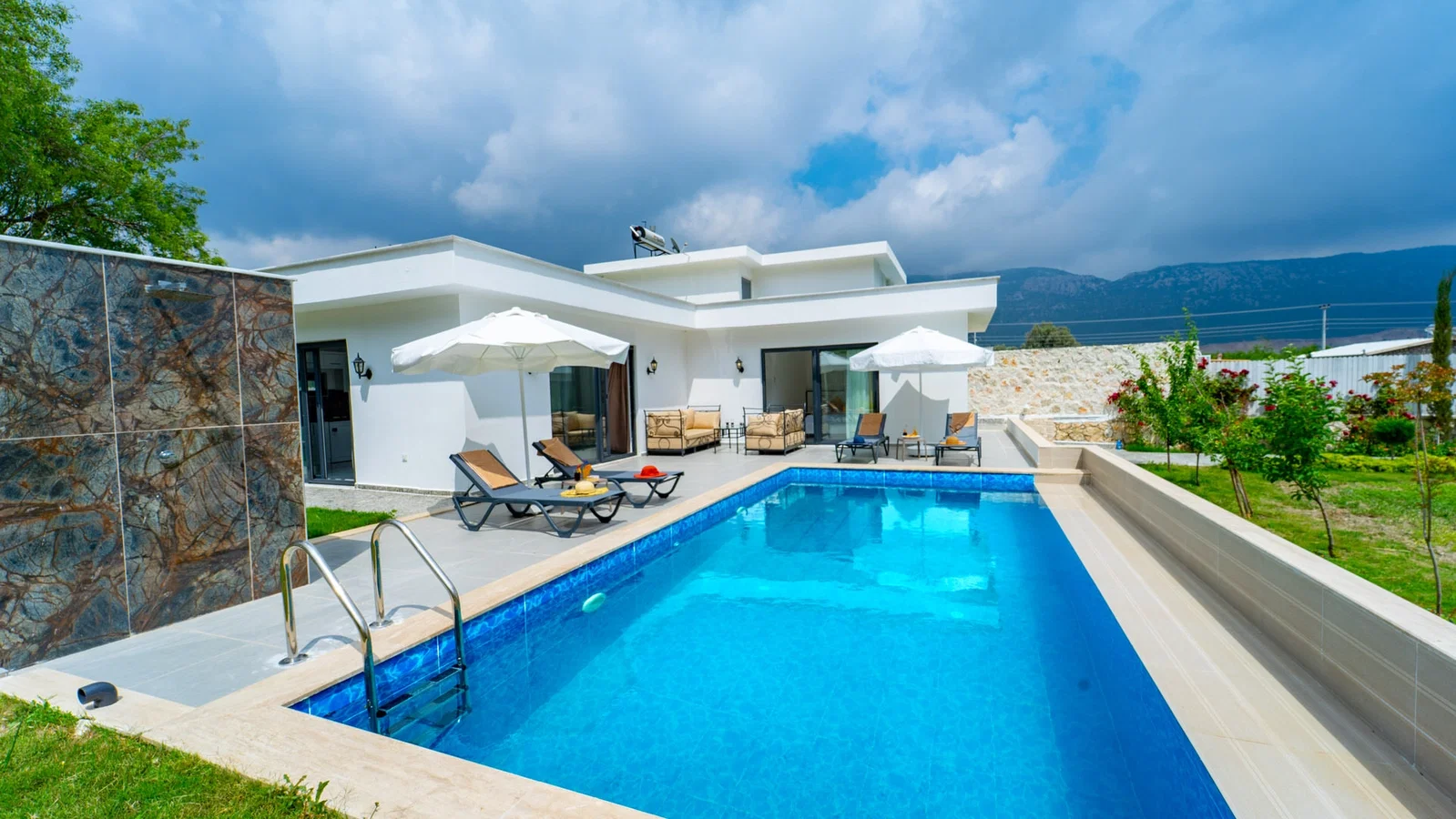 Bezirgan’da Balayı Çiftlerine Uygun, Korunaklı Havuzlu, 2 Yatak Odalı, Kiralık Villa