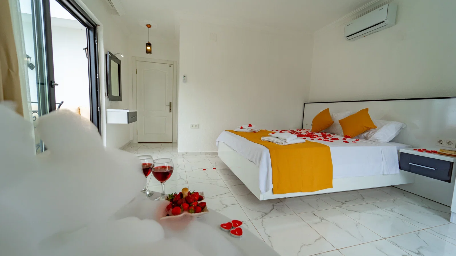 Bezirgan’da Balayı Çiftlerine Uygun, Korunaklı Havuzlu, 2 Yatak Odalı, Kiralık Villa
