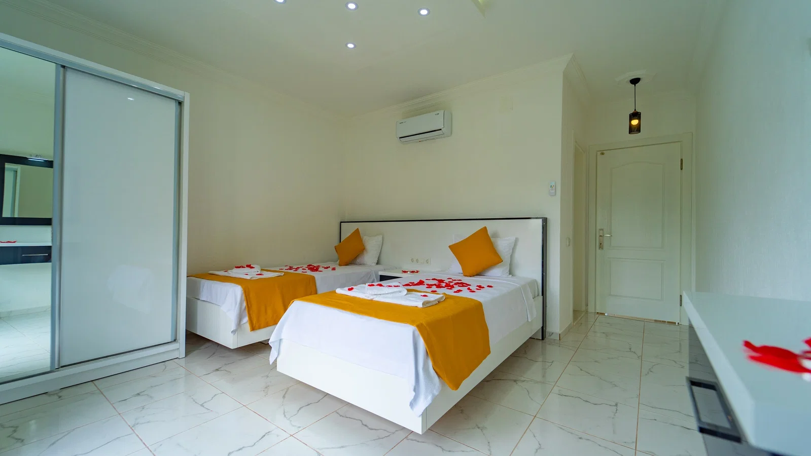 Bezirgan’da Balayı Çiftlerine Uygun, Korunaklı Havuzlu, 2 Yatak Odalı, Kiralık Villa