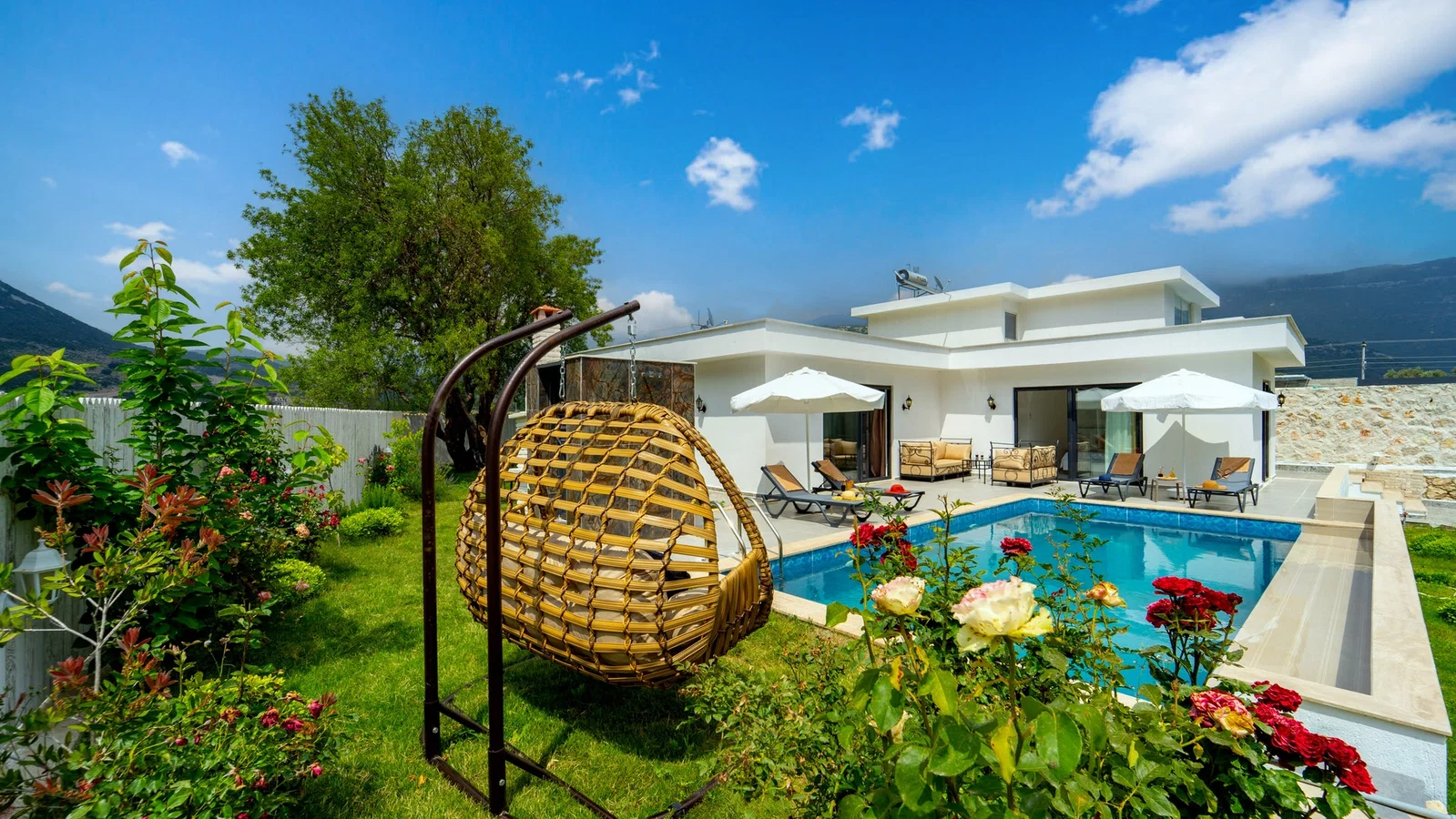 Bezirgan’da Balayı Çiftlerine Uygun, Korunaklı Havuzlu, 2 Yatak Odalı, Kiralık Villa