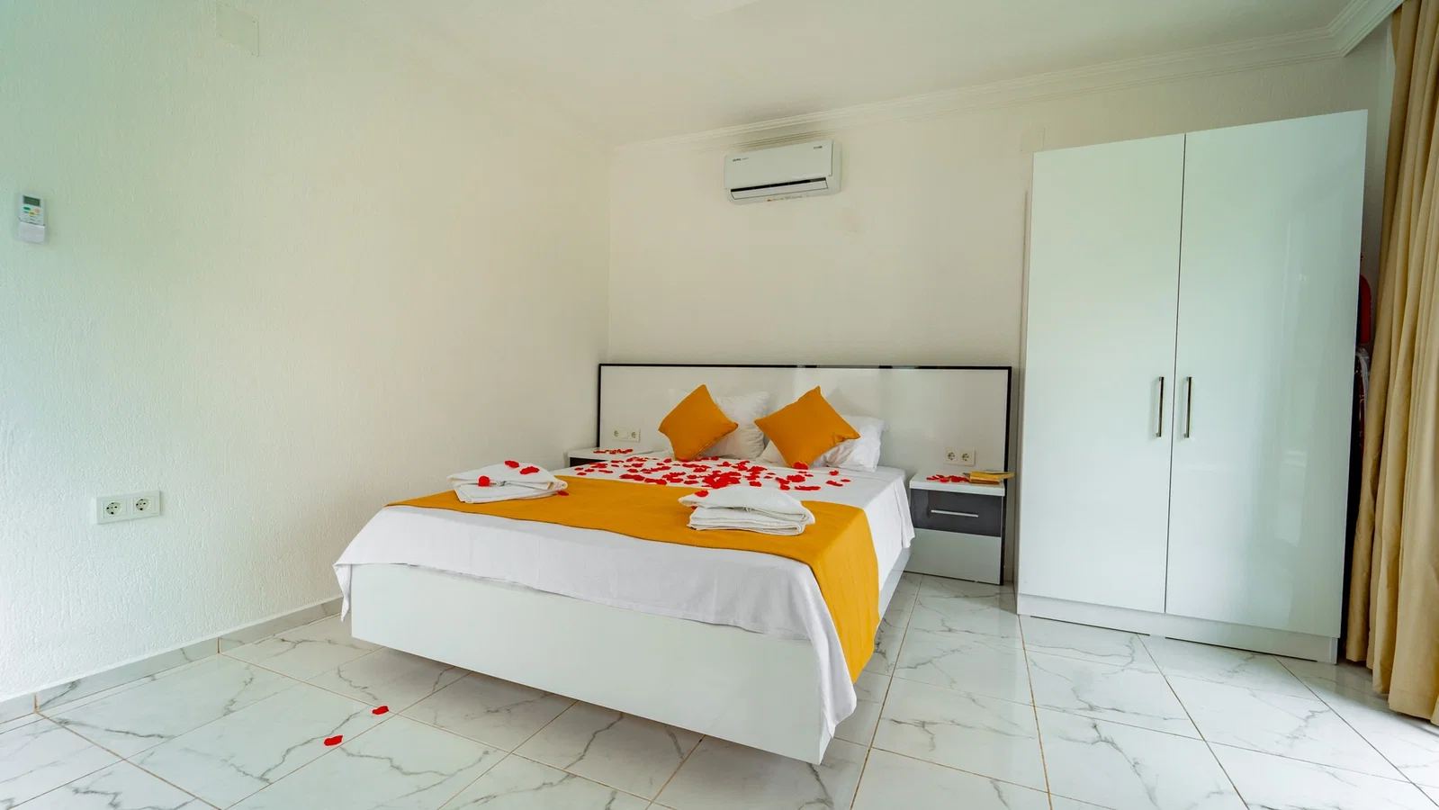 Bezirgan’da Balayı Çiftlerine Uygun, Korunaklı Havuzlu, 2 Yatak Odalı, Kiralık Villa