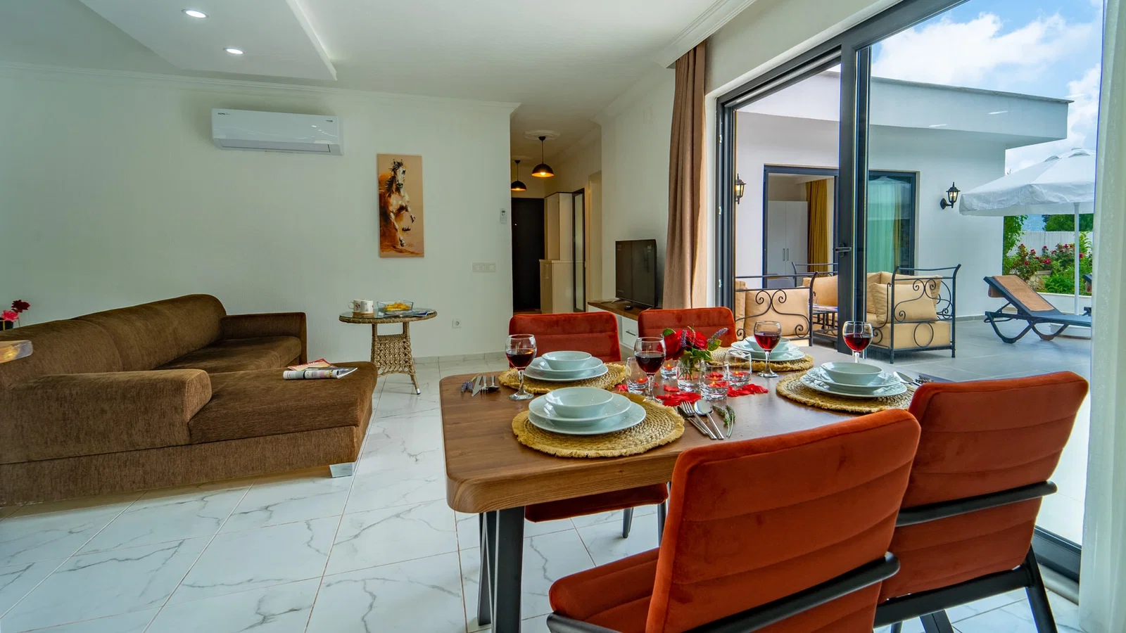 Bezirgan’da Balayı Çiftlerine Uygun, Korunaklı Havuzlu, 2 Yatak Odalı, Kiralık Villa