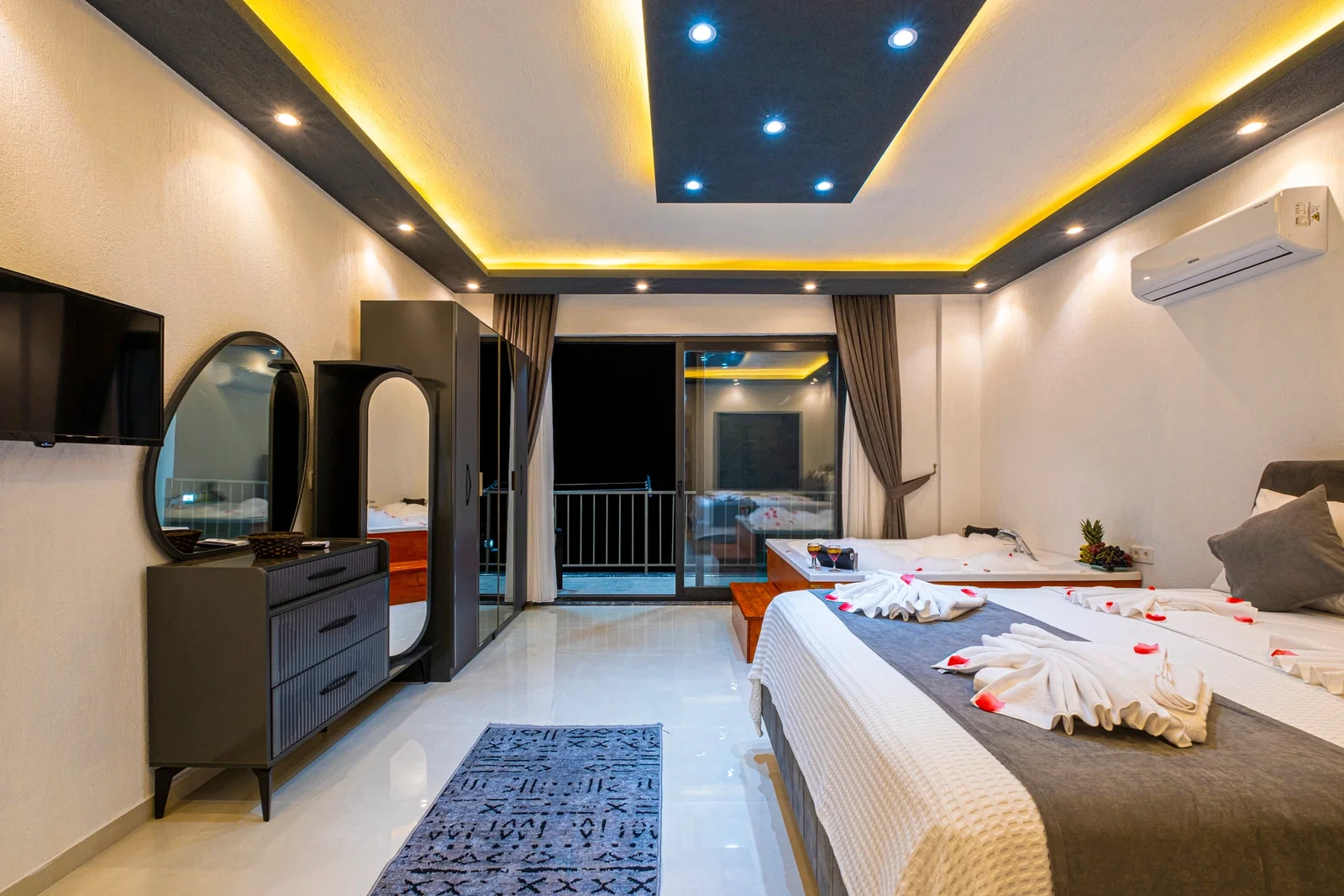 Bezirgan’da Korunaklı, Çocuk Havuzlu, Jakuzili, Kiralık Villa