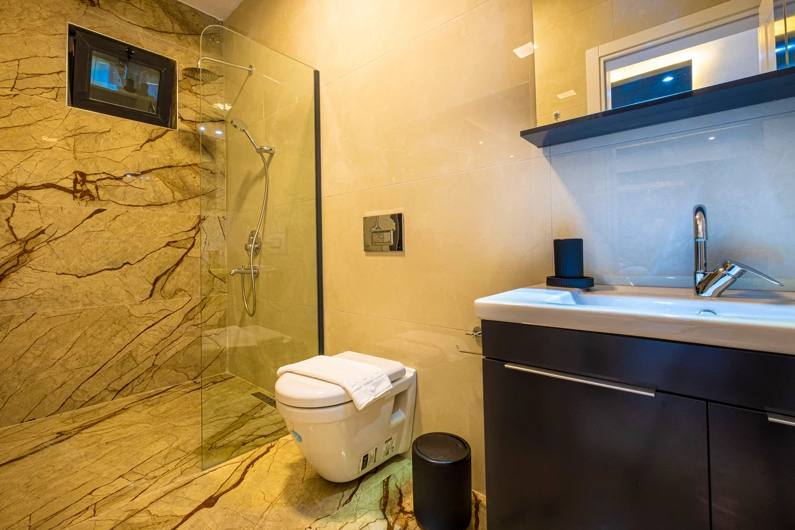 Bezirgan’da Korunaklı, Çocuk Havuzlu, Jakuzili, Kiralık Villa
