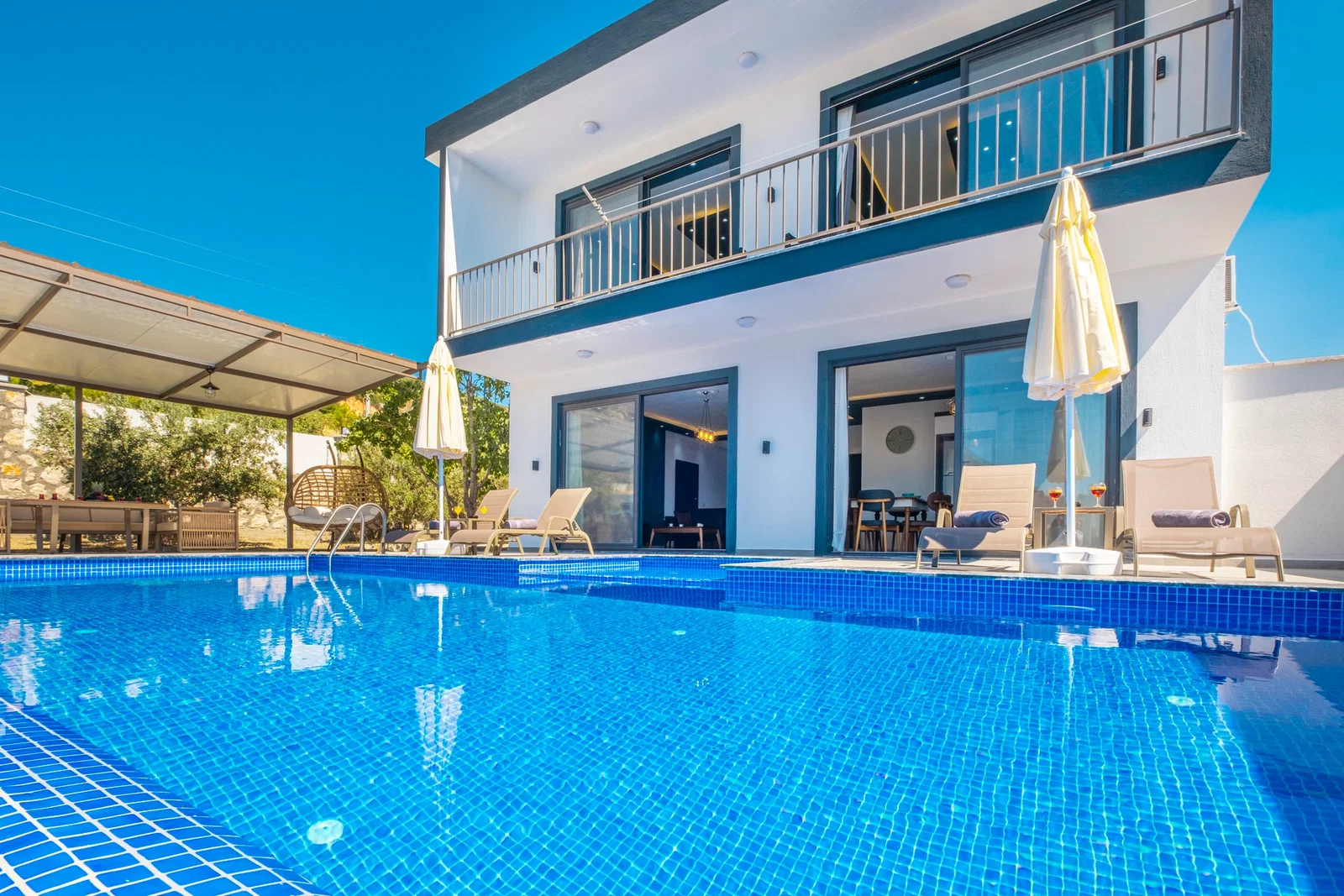 Bezirgan’da Korunaklı, Çocuk Havuzlu, Jakuzili, Kiralık Villa
