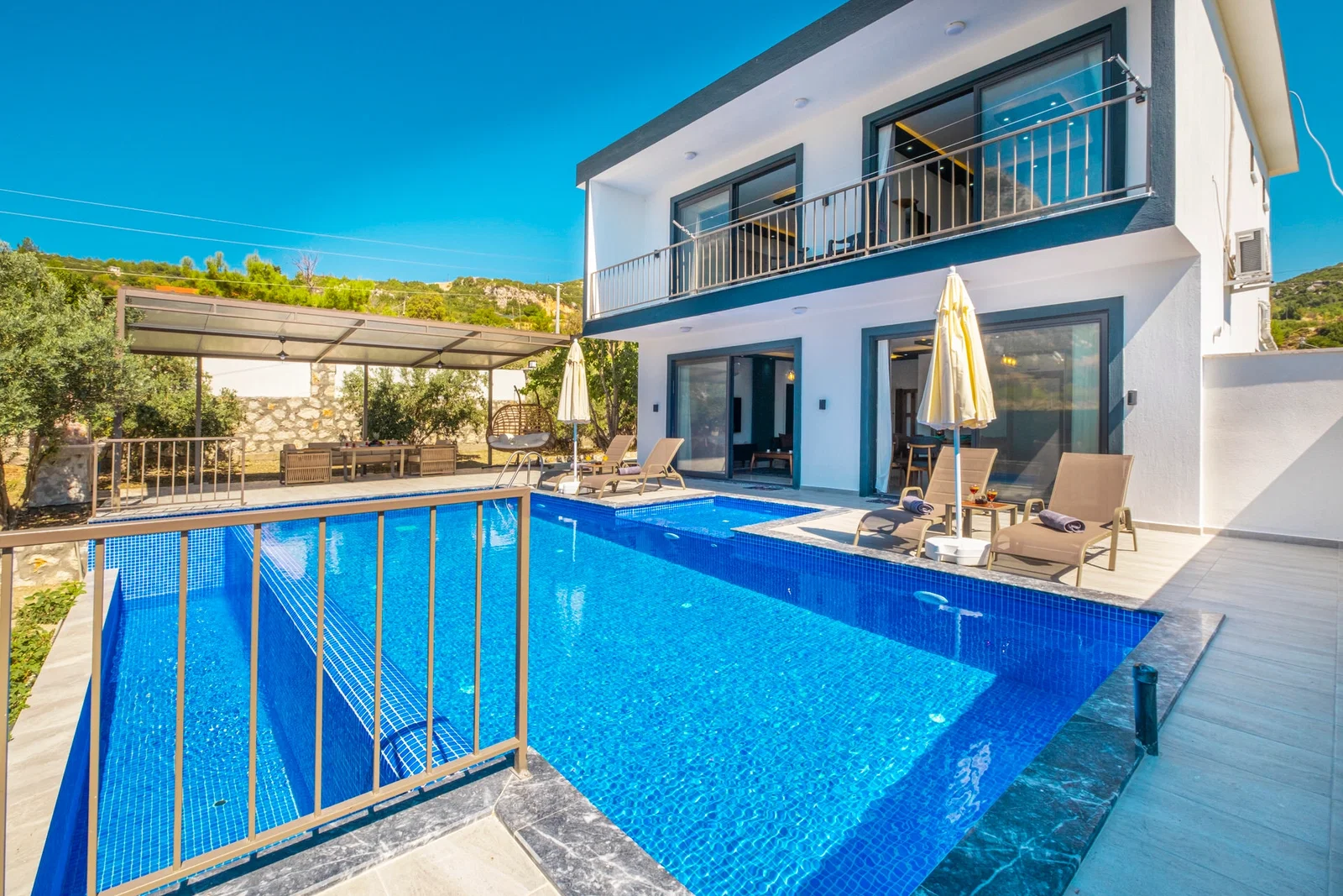 Bezirgan’da Korunaklı, Çocuk Havuzlu, Jakuzili, Kiralık Villa