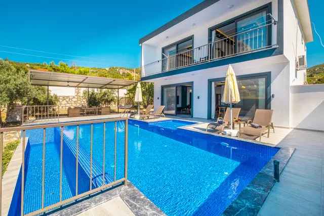 Bezirgan’da Korunaklı, Çocuk Havuzlu, Jakuzili, Kiralık Villa