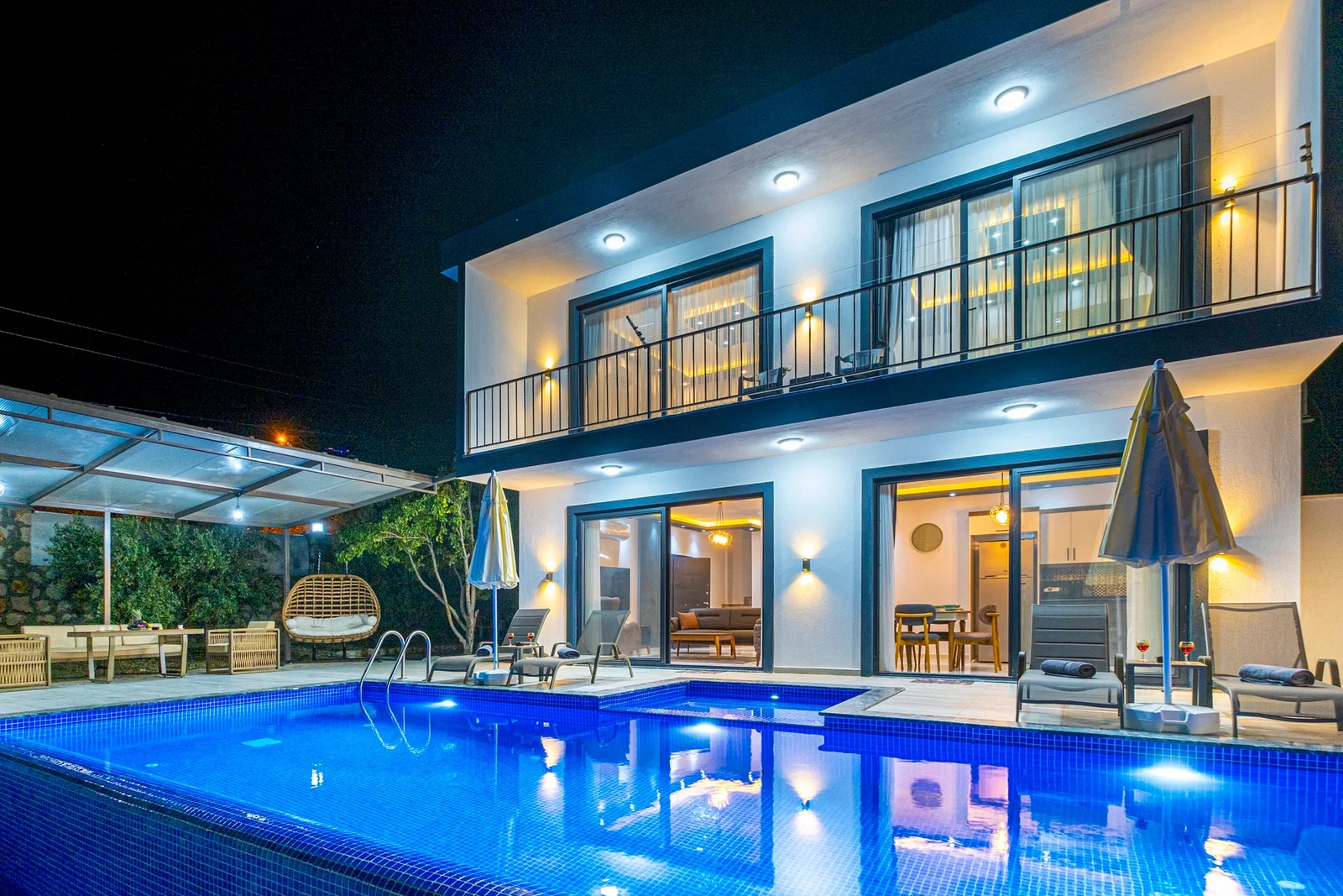Bezirgan’da Korunaklı, Çocuk Havuzlu, Jakuzili, Kiralık Villa