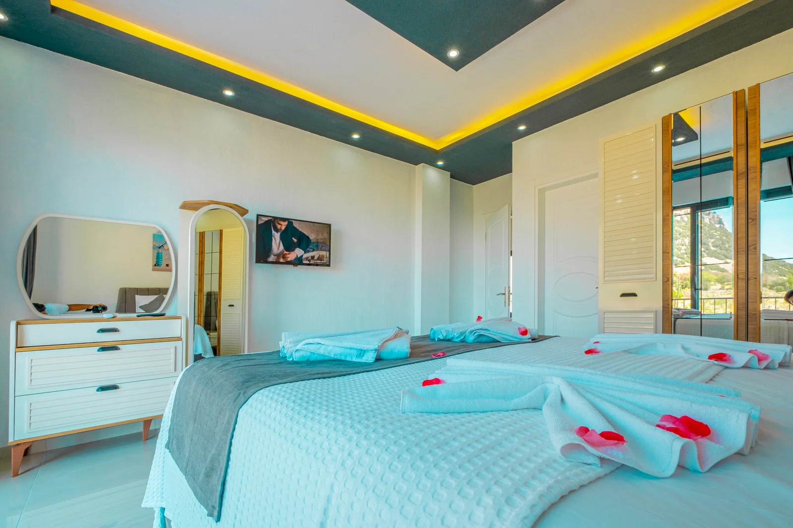 Bezirgan’da Korunaklı, Çocuk Havuzlu, Jakuzili, Kiralık Villa