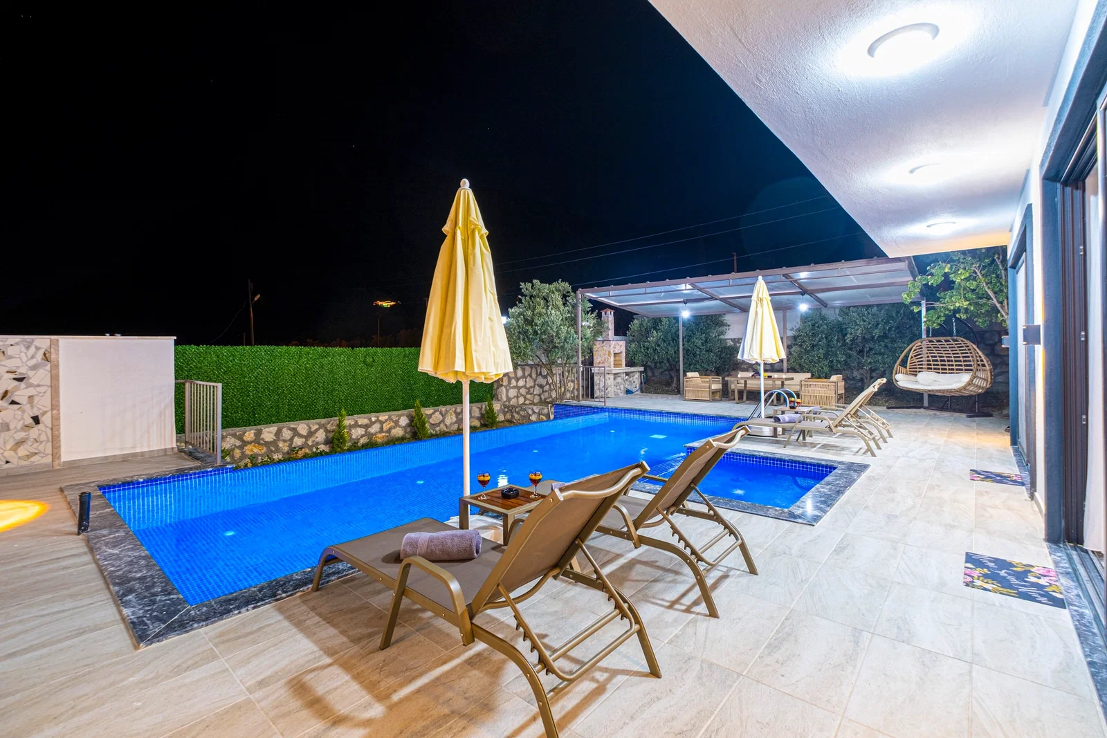 Bezirgan’da Korunaklı, Çocuk Havuzlu, Jakuzili, Kiralık Villa